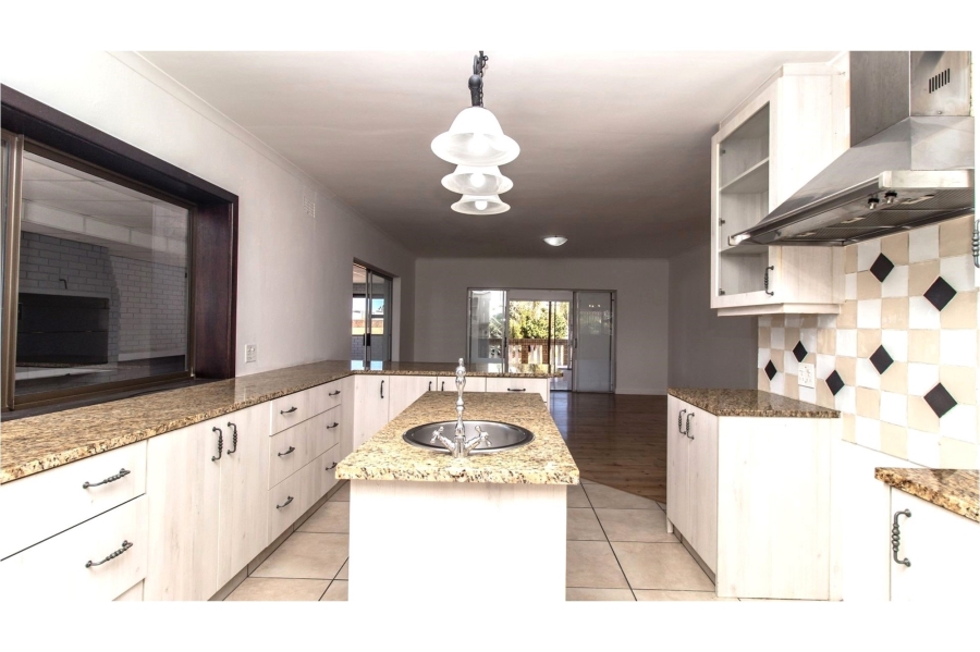 7 Bedroom Property for Sale in Loevenstein Western Cape